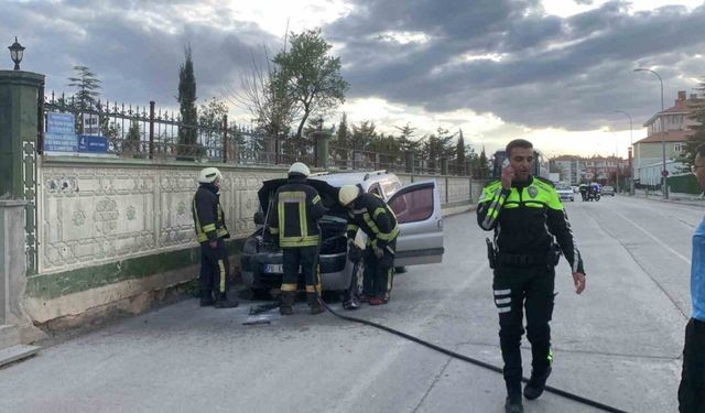 Mezarlık ziyaretine gitti, aracı yandı