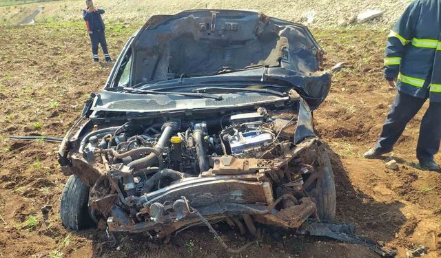 Midyat’ta tekeri patlayan otomobil yol kenarına savruldu: 2 yaralı