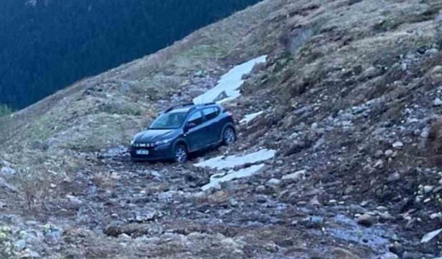 Multat Yaylası’nda aracıyla mahsur kalan Arap turist için seferber oldular