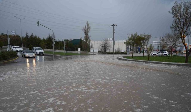 Niğde’de sağanak hayatı olumsuz etkiledi