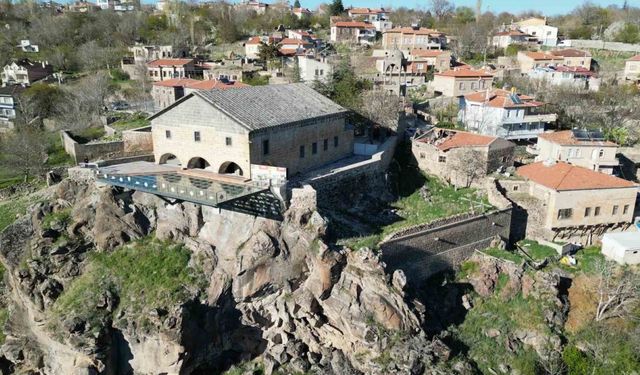 Niğde’nin cam terası manzarasıyla ziyaretçilerin ilgisini çekiyor