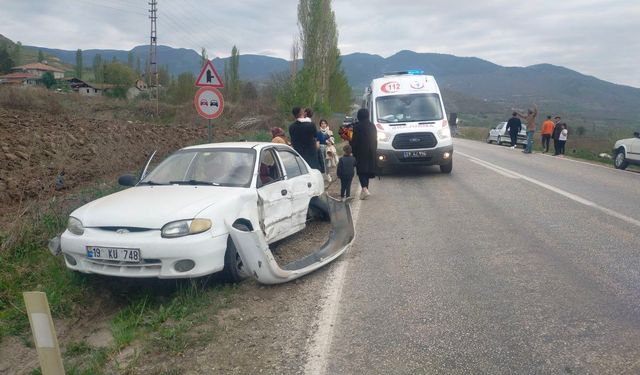 Otomobil ve hafif ticari araç çarpıştı: 8 yaralı