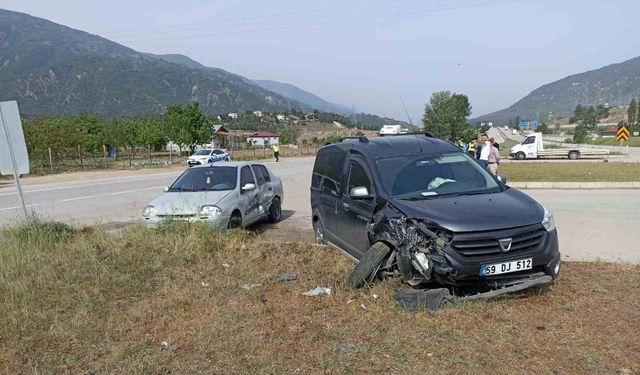 Reşadiye’de otomobil ile hafif ticari araç çarpıştı: 2 kişi yaralandı