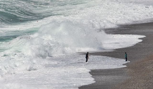 Sarı kodla uyarılan Antalya’da şiddetli rüzgar etkili oluyor