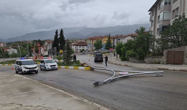 Seçim öncesi dikilen aydınlatma direkleri fırtınaya dayanamadı