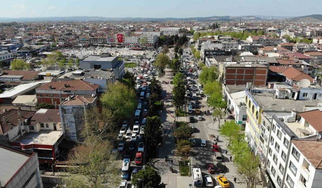 Şehrin merkezinde bayram yoğunluğu: Trafik felç oldu