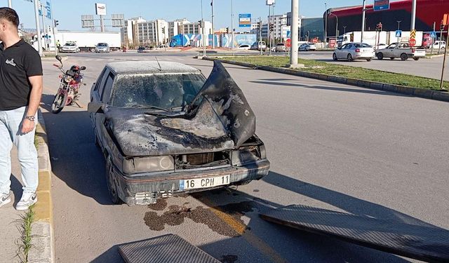 Seyir halindeyken yanan otomobil kullanılmaz hale geldi