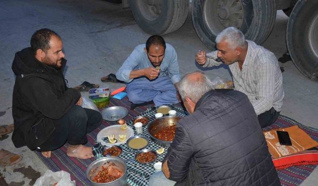 Tır şoförleri Habur Sınır Kapısında sıra beklerken iftar açıyor