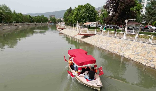 Tokat’ta depremden etkilenen çocuklar sandallarla gezdirildi