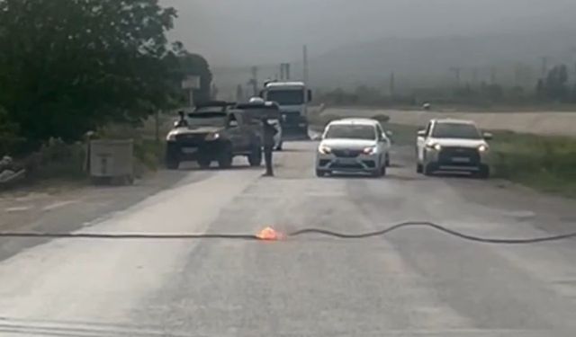 Tokat’ta elektrik kablosu patladı, yol trafiğe kapatıldı