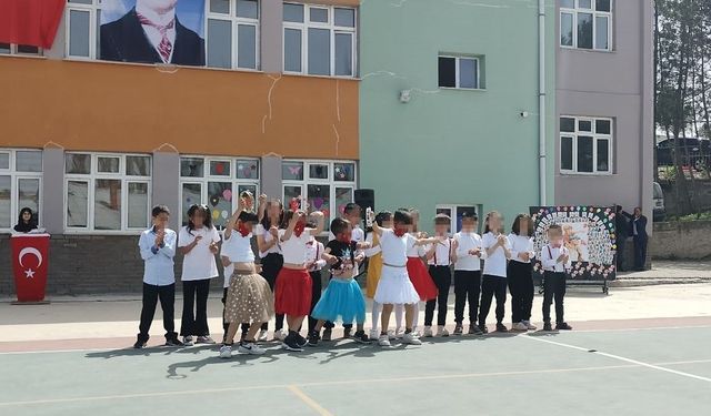 Tokat’ta erkek öğrencilere etek giydirip oynattılar