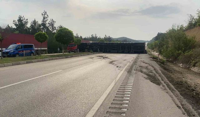 Tokat’ta un yüklü tır devrildi: Un çuvalları yola savruldu