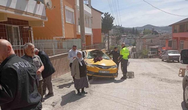 Tokat’ta yokuş aşağı inen taksi takla attı: Yolcu yaralandı