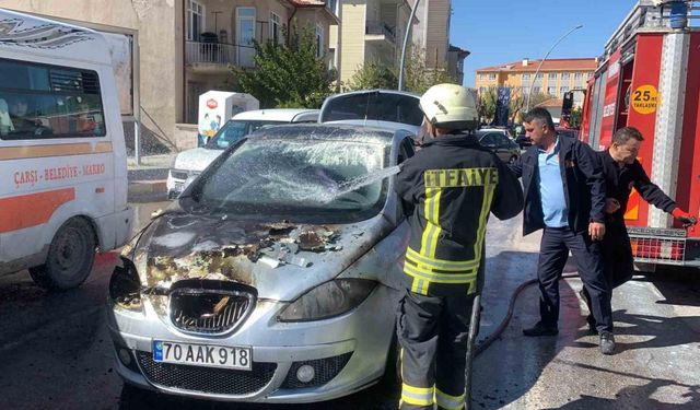 Trafik ışıklarında bekleyen otomobil bir anda alev aldı