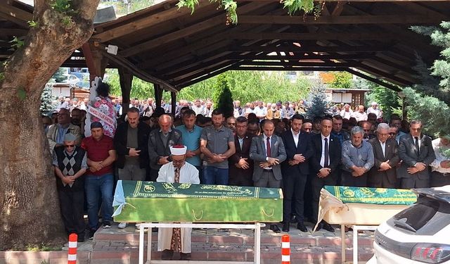 Trafik kazasında hayatını kaybeden anne ve kızı son yolculuğuna uğurlandı