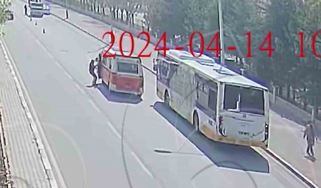 Trafik polisinin dikkati, direksiyon başında fenalaşan sürücünün kaza yapmasını önledi