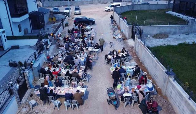 Tüm mahalle sakinleri aynı sofrada iftar açtı