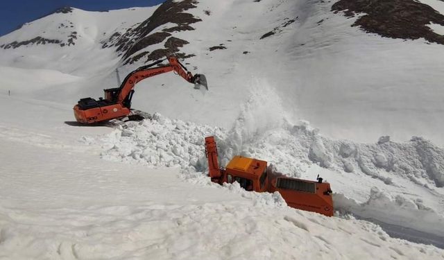 Van-Bahçesaray karayolunda kar mesaisi devam ediyor