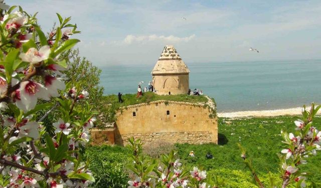 Van Gölü’nün incisi Çarpanak Adası’nın göz kamaştıran güzelliği