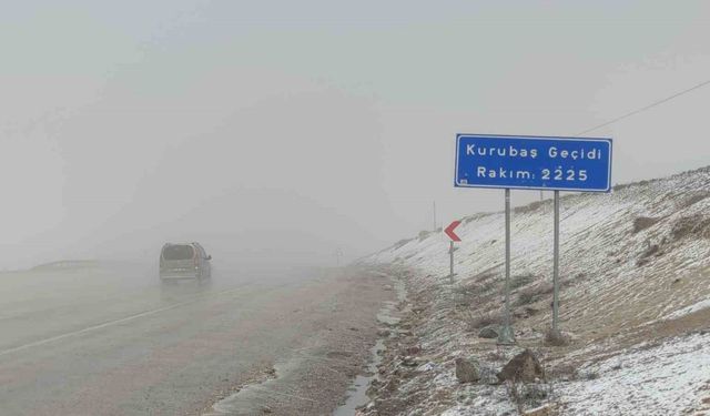 Van’da Kurubaş Geçidi’nde yoğun sis etkili oldu