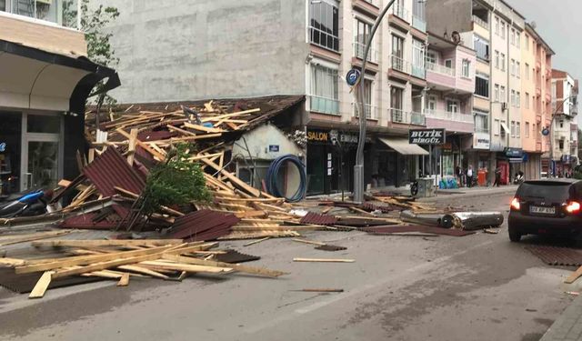 Vezirköprü’de fırtına çatıları uçurdu