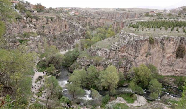 Volkanik patlamadan doğan Melendiz Çayının içerisinden aktığı Ihlara Vadisi göz kamaştırıyor