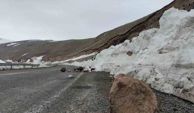 Yola düşen taş ve kaya parçaları tehlike saçıyor