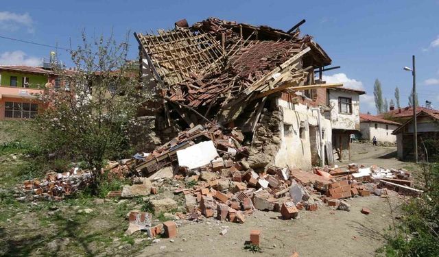 Yozgat’ta depremin izleri gün ışıyınca ortaya çıktı