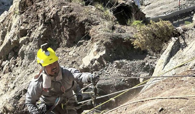 Yüksekova’da heyelan sonrası dağcılar devreye girdi