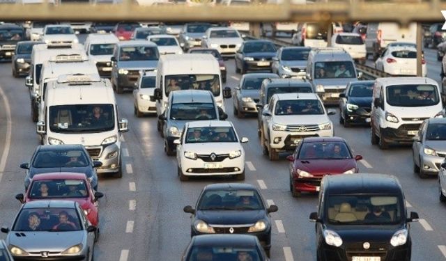 Trafiğe kayıtlı motorlu kara taşıtları 2022 yılında 343,9 milyar km yol katetti