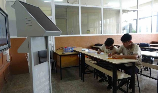 Adanalı meslek lisesi öğrencileri afetlerden ilham aldı, güneş enerjisi sistemiyle çalışan şarj istasyonu üretti