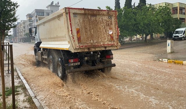 Adıyaman’da şiddetli yağmurda sokaklar göle döndü