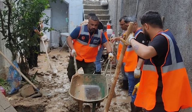 AFAD gönüllüleri, Cizre’de sel felaketinin yaralarını sarıyor