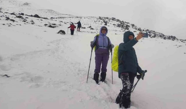 Ağrı Dağı kadın dağcılara geçit vermedi