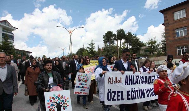 Ahlat’ta engelliler için farkındalık yürüyüşü