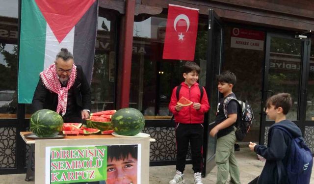 Artvin’de öğretim üyesi karpuz dağıtarak İsrail’i protesto etti