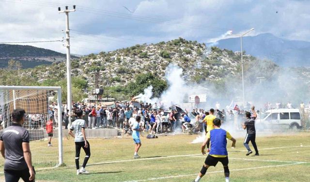 Aynı puanda iki takımın şampiyonluk maçında taşlar ve soplar havada uçuştu