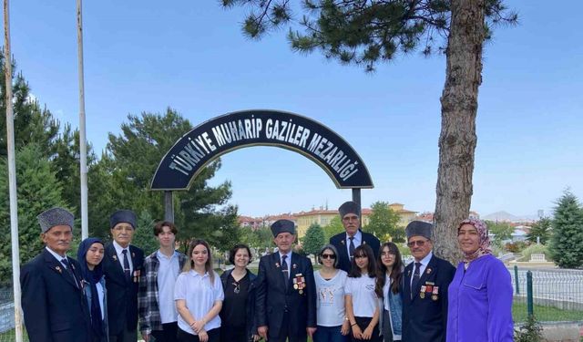 Babasının silah arkadaşlarını görünce gözyaşlarına hakim olamadı