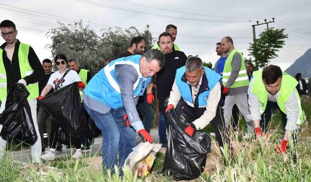 Belediye başkanı ve işçiler 3,5 saat çöp temizledi