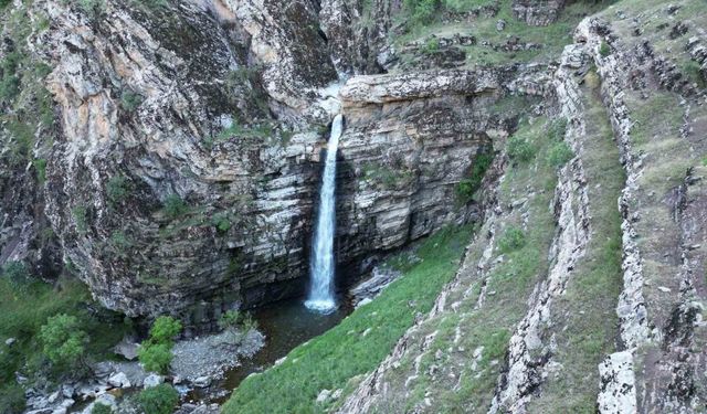 Beytüşşebap ilçesinde dev kanyon ve şelale havadan görüntülendi