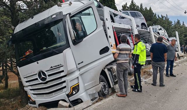 Burdur’da araba yüklü tır şarampole dalarak toprak zemine saplandı