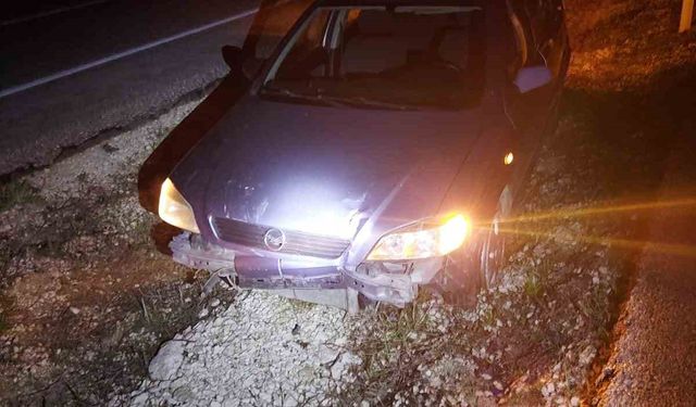 Burdur’da kontrolden çıkan otomobil refüje düştü: 2 yaralı