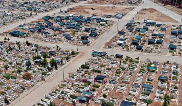 Çadır kente dönen mezarlık, tentelerden temizleniyor