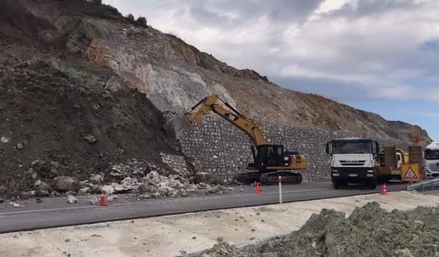 Çekerek’te karayolu kenarındaki istinat duvar çöktü