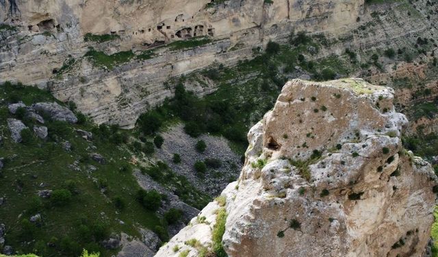 Çıkılması zor olan kayaların zirvesindeki tarihi oyuklar dron ile ilk kez görüntülendi