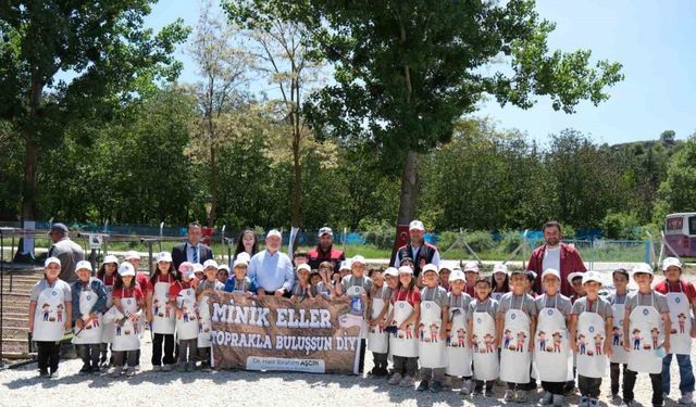 Çorum’da minikler fideleri toprakla buluşturdu