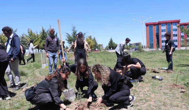 Depremde kaybettikleri arkadaşları anısına 100 ağaç fidanı diktiler