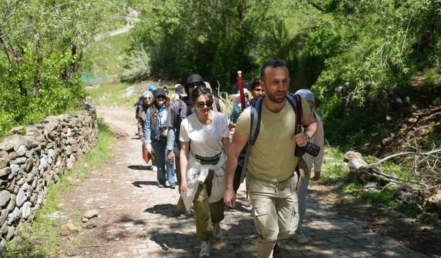 Doğaseverlerden Mehmetcan Bağları’na doğa yürüyüşü