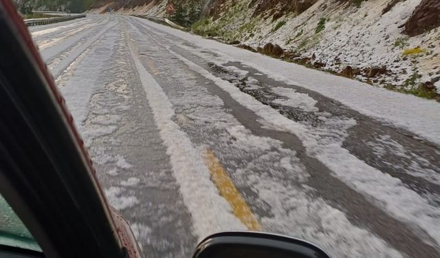 Dolu yağışı Pekün Dağını beyaza bürüdü