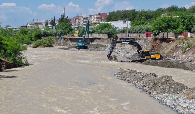 Dörtyol’da kuvvetli yağışla taşan derede ıslah çalışmaları sürüyor